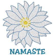 Namaste stickte das T-Shirt der Frauen