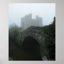 "Nebel-" Brücke, die zu mittelalterliches Schloss  Posterdruck