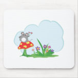 niedliche Maus, die auf Pilz mit Blumen sitzt Mousepads