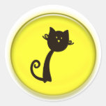 Niedliche schwarze Katze im gelben Kreis Runde Aufkleber
