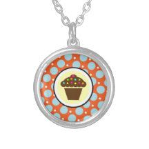 Niedlicher kleiner Kuchen auf orange blauen gelben Personalisierter Schmuck