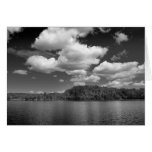 Nuages au-dessus de carte de note noire et blanche