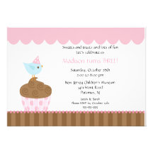 Oiseau doux à l'invitation d'anniversaire de petit