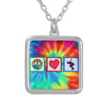 Paix, amour, faisant du roller pendentif