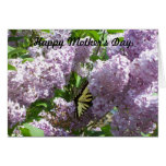 Papillon sur la carte de voeux lilas du jour de mè