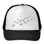 Papillons dansant à travers la page casquette