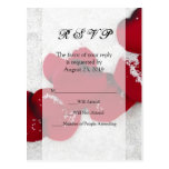 Pétales de rose rouges dans la neige, mariage d'hi cartes postales