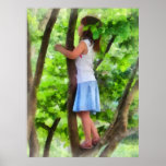 Petite fille jouant dans l'arbre affiche