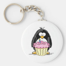 Pingouin d'anniversaire avec le petit gâteau porte-clef