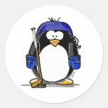 Pingouin d'hockey autocollant rond
