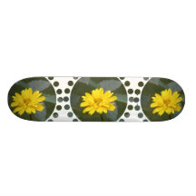 Planche à roulettes jaune de fleurs