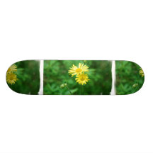 Planche à roulettes jaune de fleurs