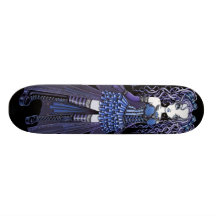 Planche à roulettes pourpre de fée de papillon de 
