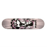Planche à roulettes tatouée de déesse