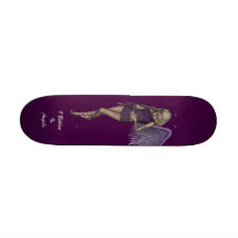 Planche à roulettes violette de charmes d'ange