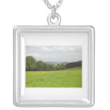 Pré vert. Paysage de campagne. Coutume Bijouterie