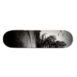 Rétro noir de paysage une planche à roulettes abst