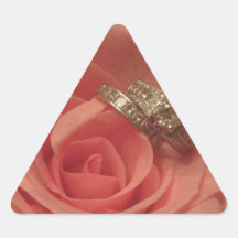 Rosa Rose mit Hochzeitsringen Dreieckige Aufkleber