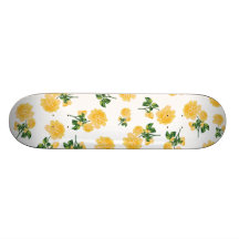 Roses jaunes sur la planche à roulettes blanche