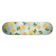 Roses jaunes sur la planche à roulettes bleue de b
