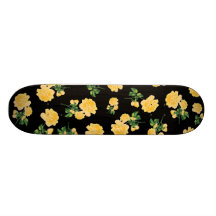 Roses jaunes sur la planche à roulettes noire