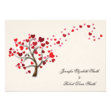 Roter Herz-Baum auf Elfenbein-Hochzeit Einladung