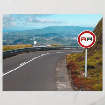 Route vide avec le tour prospectus personnalisés