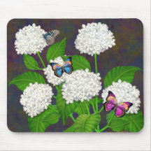 Schmetterlinge auf weißen Hydrangea-Blumen Mousepa