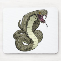 Serpent de cobra environ à frapper tapis de souris