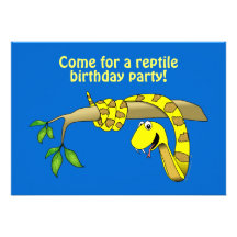 Serpent mignon de jaune de bande dessinée dans un  invitations personnalisables