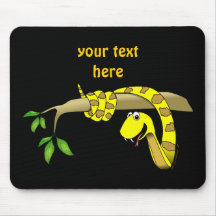 Serpent mignon de jaune de bande dessinée dans un  tapis de souris