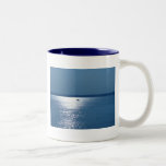 Sonne, die auf See glitzert Kaffee Tassen