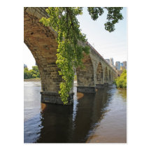 Sous le pont en pierre de voûte carte postale