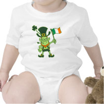 Stolzer Kobold, der eine irische Flagge wellenarti t-shirts