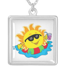 Sun heureux dans la piscine collier
