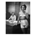 Tabagisme modèle de lingerie dans un bureau carte postale