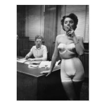 Tabagisme modèle de lingerie dans un bureau carte postale