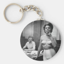 Tabagisme modèle de lingerie dans un bureau porte-clés