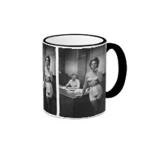 Tabagisme modèle de lingerie dans un bureau tasses à café