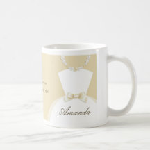 Tasse de mariage de jeunes mariés