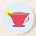 Tasse de thé rouge/arrière - plan bleu dessous de verres