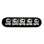 Totenkopf mit gekreuzter Knochen. Weiß und Schwarz Skateboard Brett
