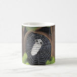 Un alien attrapé dans une petite tasse de toile d'