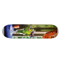 Vase der Blumen und des Bechers durch Fenster Personalisierte Skatedecks