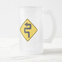 Verdrehtes Straßen-voran Landstraßen-Zeichen Tee Tasse