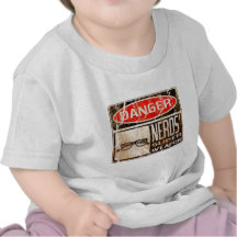 Vieille enseigne drôle pour l'arme superbe des bal t-shirt