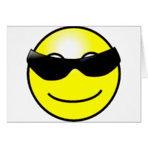 Visage souriant jaune de lunettes de soleil fraîch carte