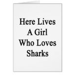 Voici vivre une fille qui aime des requins cartes de vœux