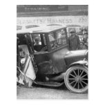 Voiture ancienne détruite, les années 1920 carte postale