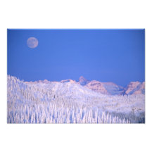 Vollmond, der über Glacier Nationalpark steigt Foto